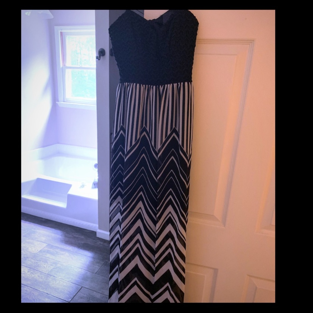 Black and white maxi dress w/ open back 🖤🖤🖤